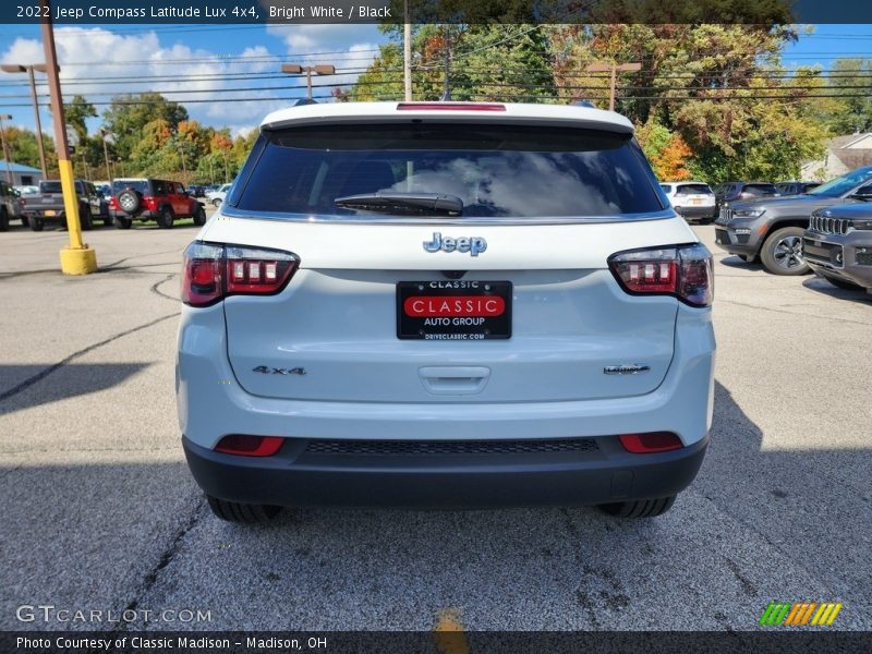 Bright White / Black 2022 Jeep Compass Latitude Lux 4x4