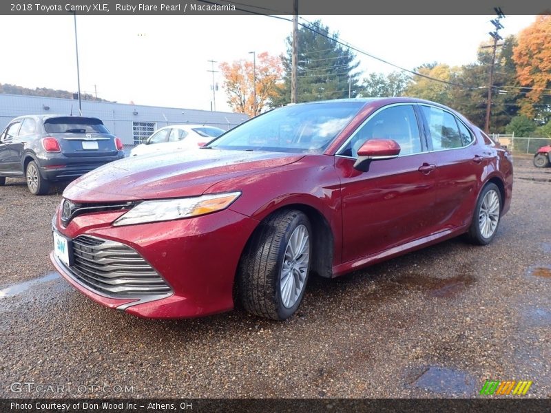 Ruby Flare Pearl / Macadamia 2018 Toyota Camry XLE