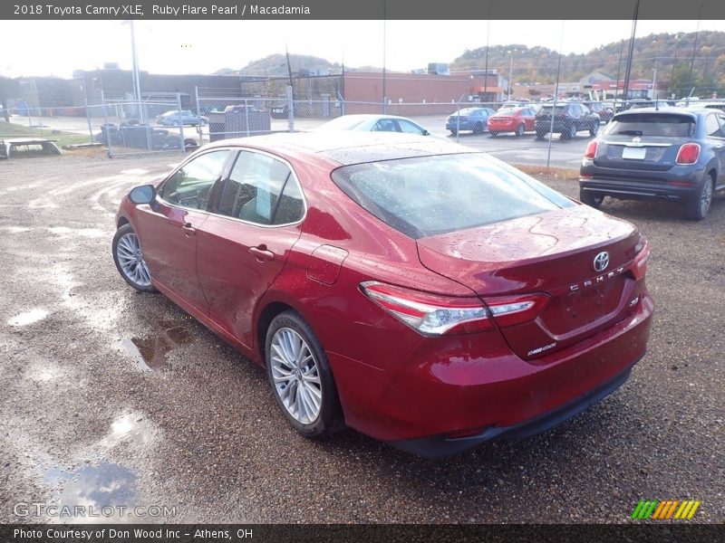 Ruby Flare Pearl / Macadamia 2018 Toyota Camry XLE
