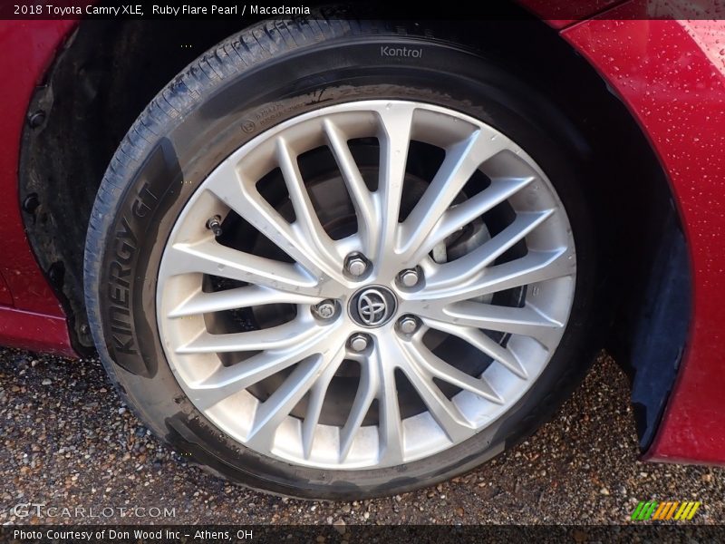Ruby Flare Pearl / Macadamia 2018 Toyota Camry XLE