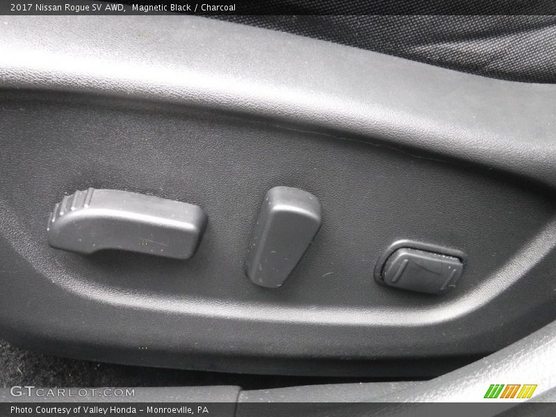 Magnetic Black / Charcoal 2017 Nissan Rogue SV AWD