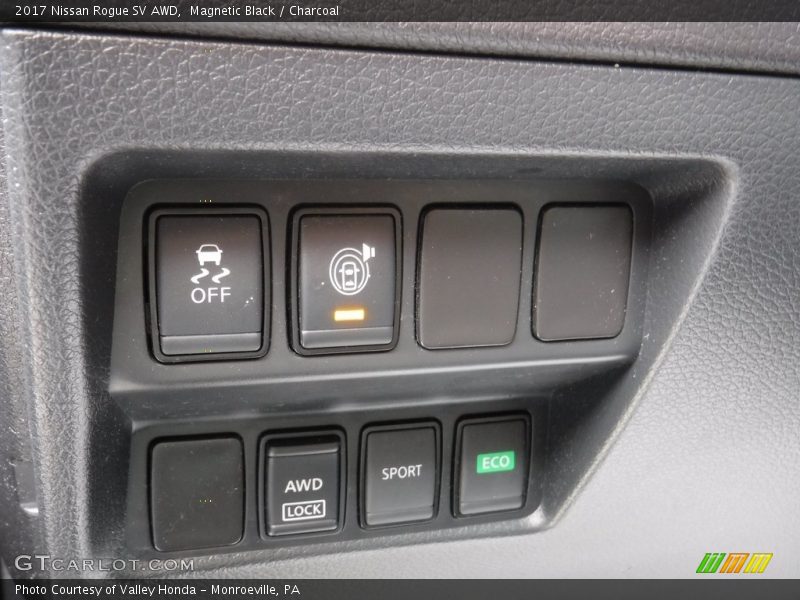 Magnetic Black / Charcoal 2017 Nissan Rogue SV AWD