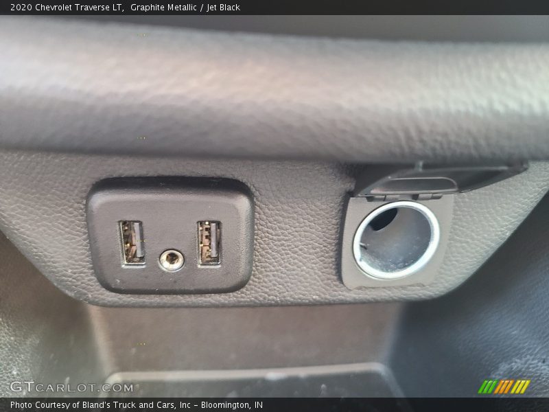 Graphite Metallic / Jet Black 2020 Chevrolet Traverse LT