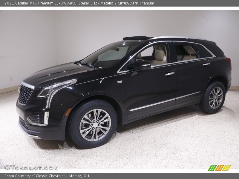 Front 3/4 View of 2021 XT5 Premium Luxury AWD