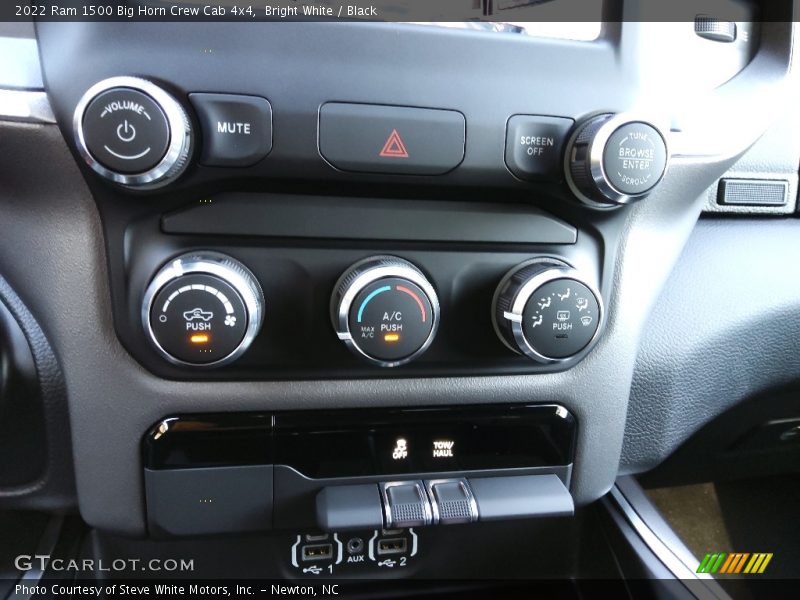 Bright White / Black 2022 Ram 1500 Big Horn Crew Cab 4x4