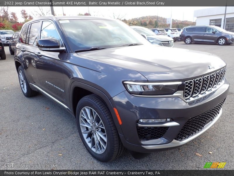 Front 3/4 View of 2022 Grand Cherokee Summit 4XE Hybrid