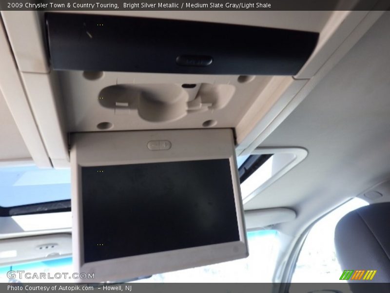 Bright Silver Metallic / Medium Slate Gray/Light Shale 2009 Chrysler Town & Country Touring