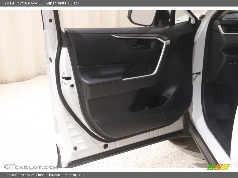 Super White / Black 2019 Toyota RAV4 LE