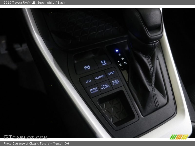 Super White / Black 2019 Toyota RAV4 LE