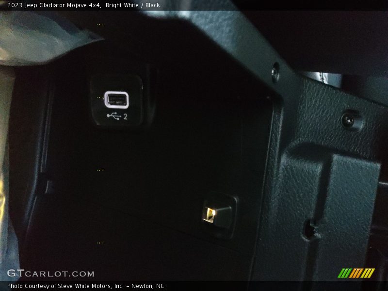 Bright White / Black 2023 Jeep Gladiator Mojave 4x4