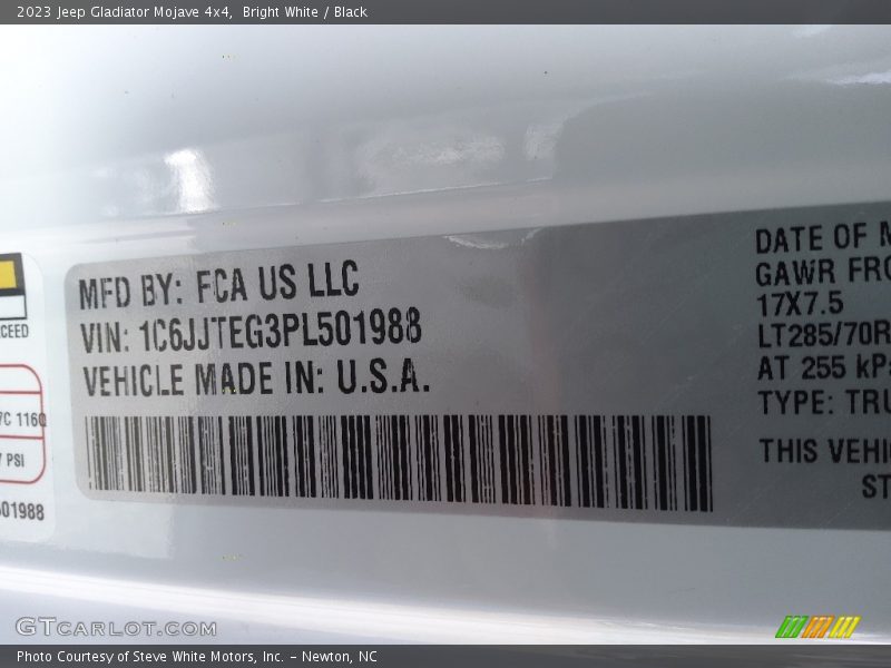 Bright White / Black 2023 Jeep Gladiator Mojave 4x4