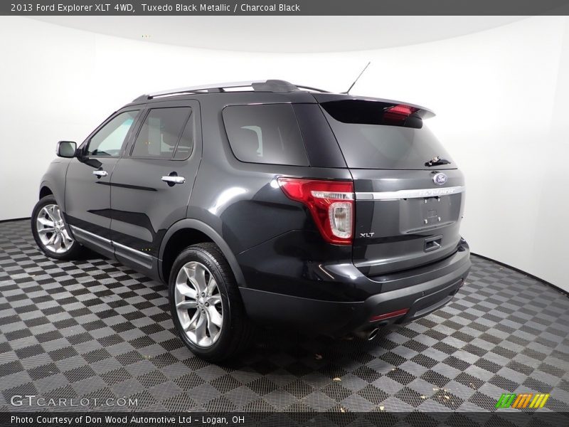 Tuxedo Black Metallic / Charcoal Black 2013 Ford Explorer XLT 4WD