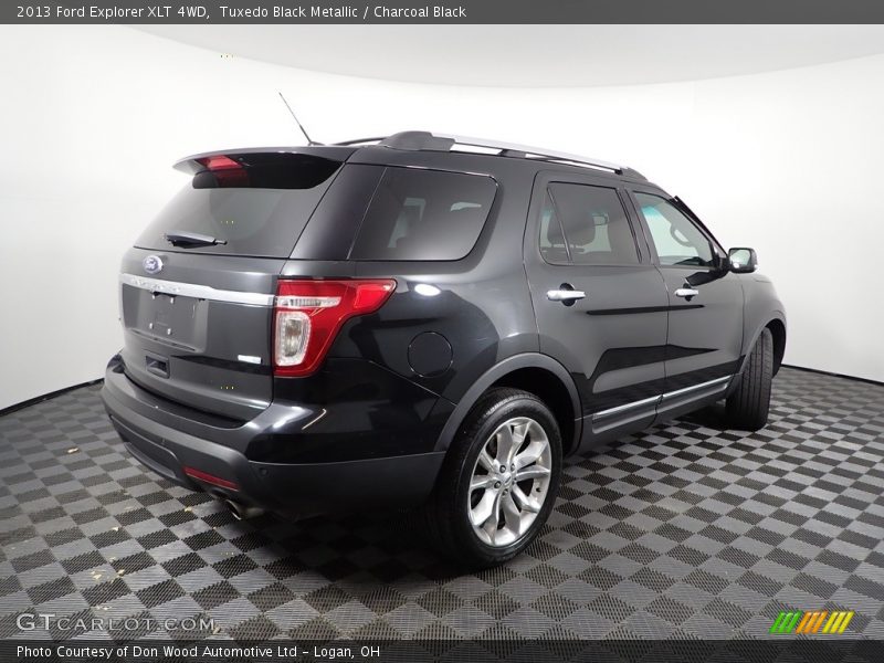 Tuxedo Black Metallic / Charcoal Black 2013 Ford Explorer XLT 4WD