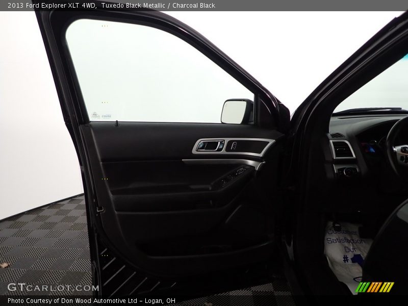 Tuxedo Black Metallic / Charcoal Black 2013 Ford Explorer XLT 4WD