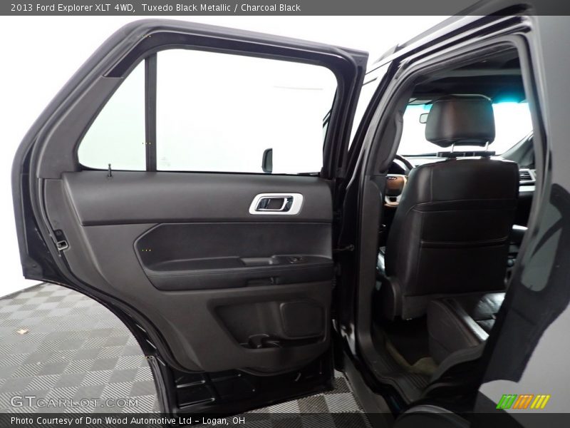 Tuxedo Black Metallic / Charcoal Black 2013 Ford Explorer XLT 4WD