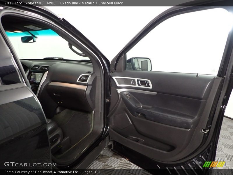 Tuxedo Black Metallic / Charcoal Black 2013 Ford Explorer XLT 4WD
