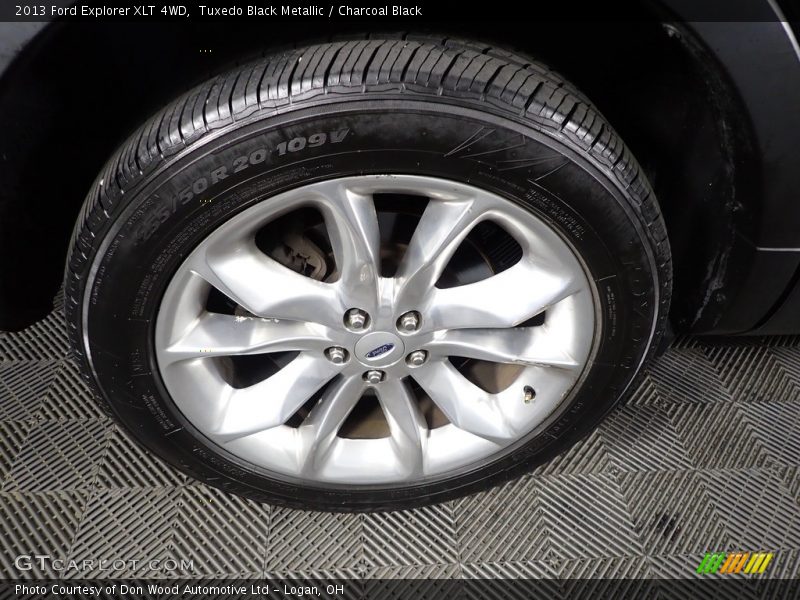 Tuxedo Black Metallic / Charcoal Black 2013 Ford Explorer XLT 4WD