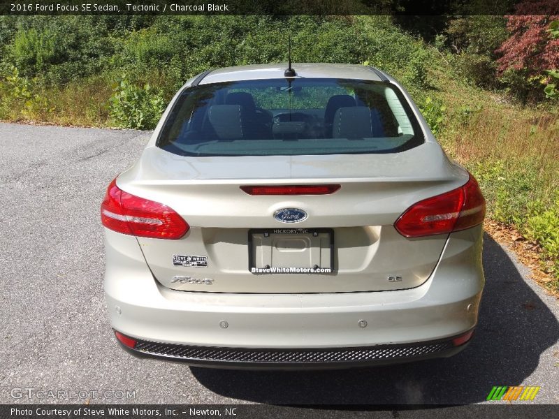 Tectonic / Charcoal Black 2016 Ford Focus SE Sedan