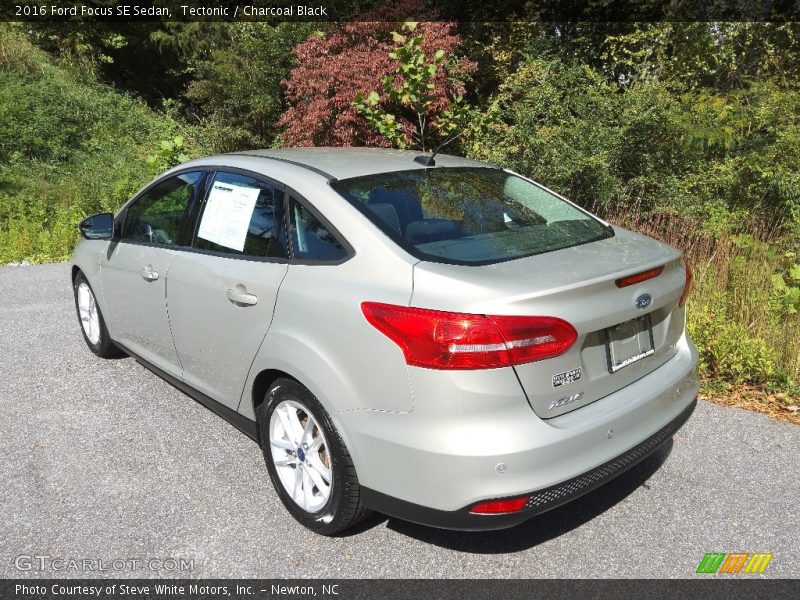 Tectonic / Charcoal Black 2016 Ford Focus SE Sedan