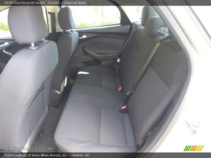 Tectonic / Charcoal Black 2016 Ford Focus SE Sedan