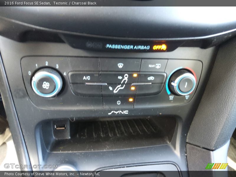Tectonic / Charcoal Black 2016 Ford Focus SE Sedan