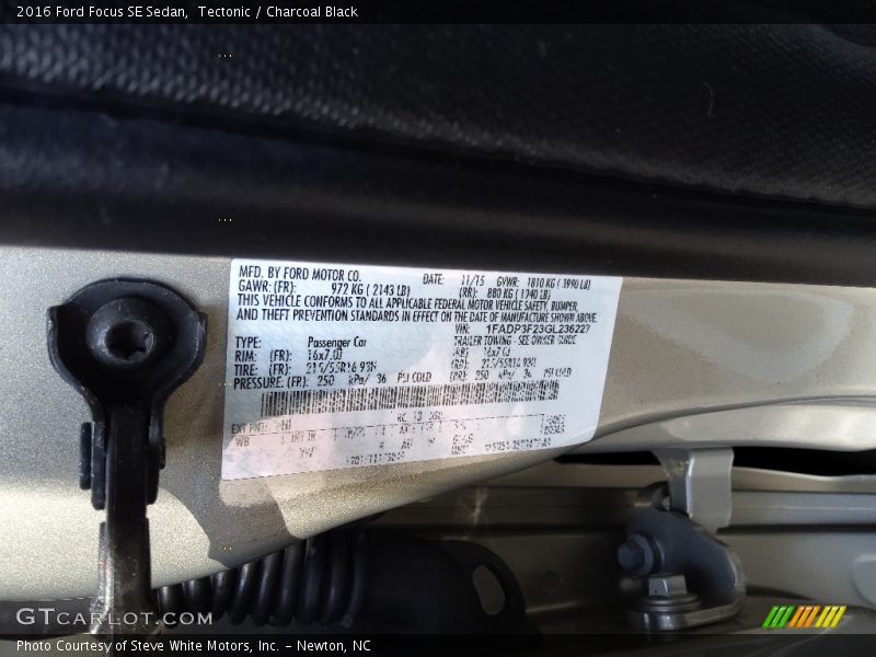 Tectonic / Charcoal Black 2016 Ford Focus SE Sedan