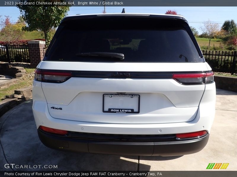 Bright White / Global Black 2023 Jeep Grand Cherokee Altitude 4x4