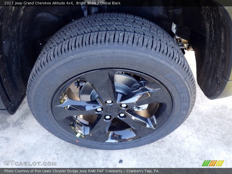Bright White / Global Black 2023 Jeep Grand Cherokee Altitude 4x4