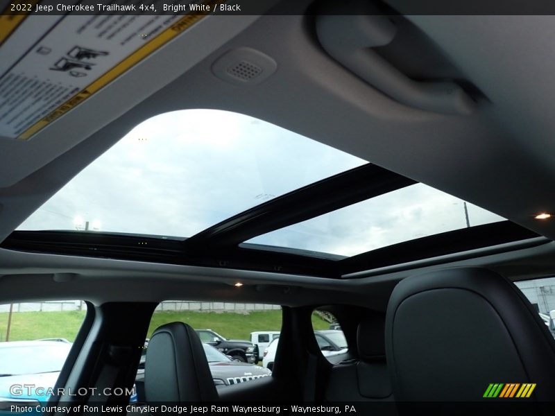 Bright White / Black 2022 Jeep Cherokee Trailhawk 4x4