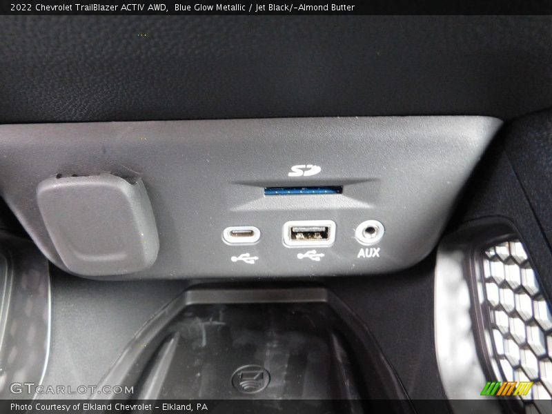 Blue Glow Metallic / Jet Black/­Almond Butter 2022 Chevrolet TrailBlazer ACTIV AWD