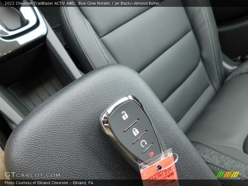Blue Glow Metallic / Jet Black/­Almond Butter 2022 Chevrolet TrailBlazer ACTIV AWD