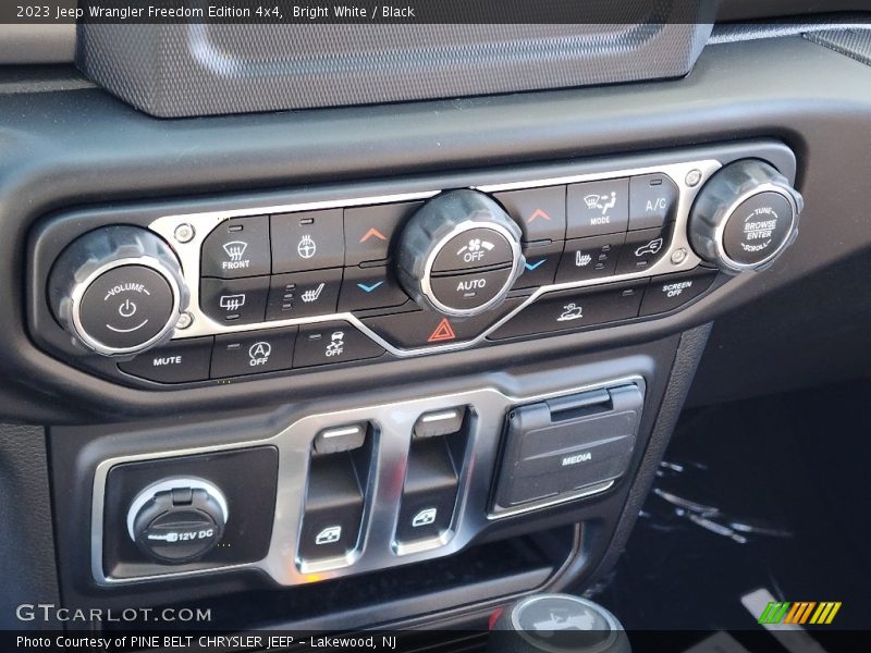 Controls of 2023 Wrangler Freedom Edition 4x4