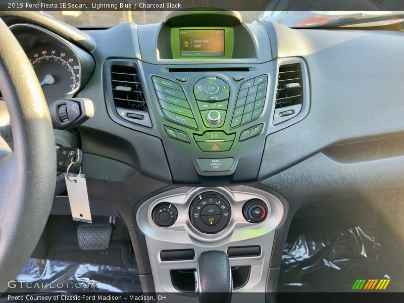 Lightning Blue / Charcoal Black 2019 Ford Fiesta SE Sedan