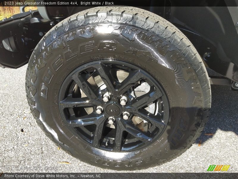 Bright White / Black 2023 Jeep Gladiator Freedom Edition 4x4