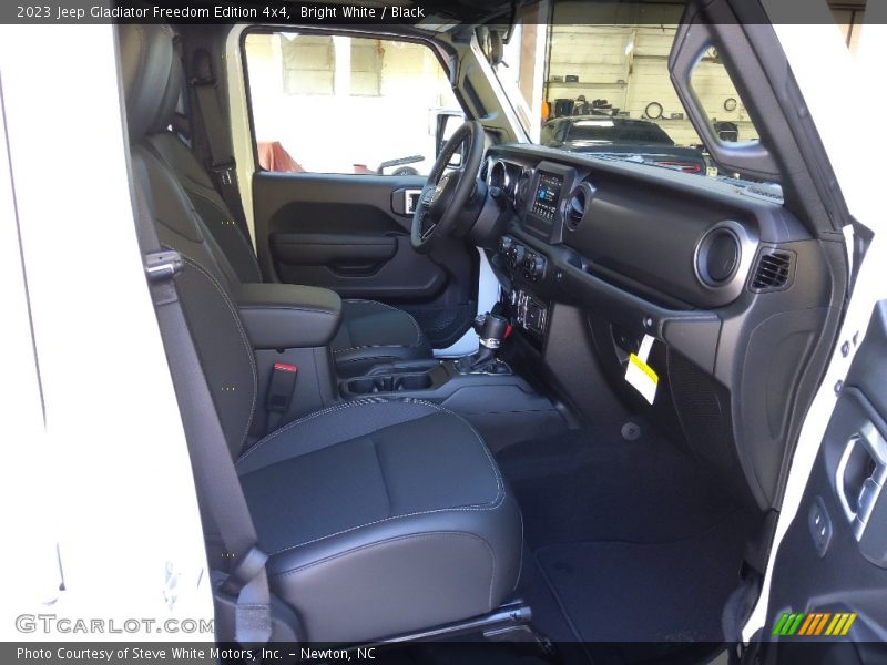 Bright White / Black 2023 Jeep Gladiator Freedom Edition 4x4