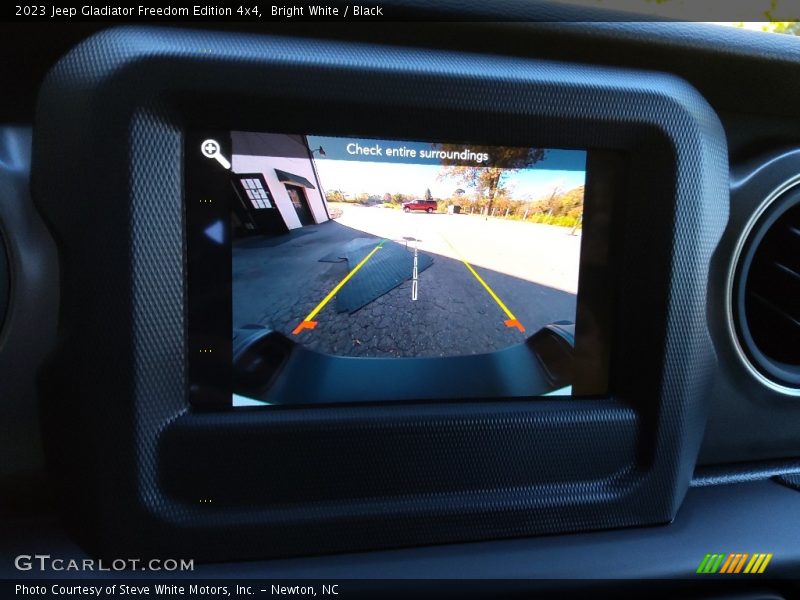 Bright White / Black 2023 Jeep Gladiator Freedom Edition 4x4