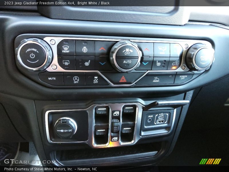 Controls of 2023 Gladiator Freedom Edition 4x4