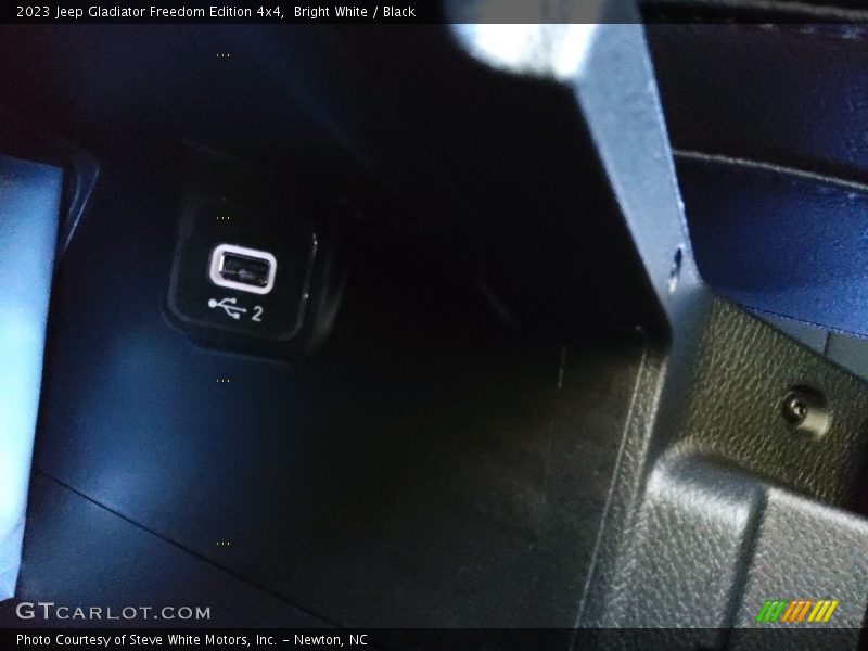 Bright White / Black 2023 Jeep Gladiator Freedom Edition 4x4