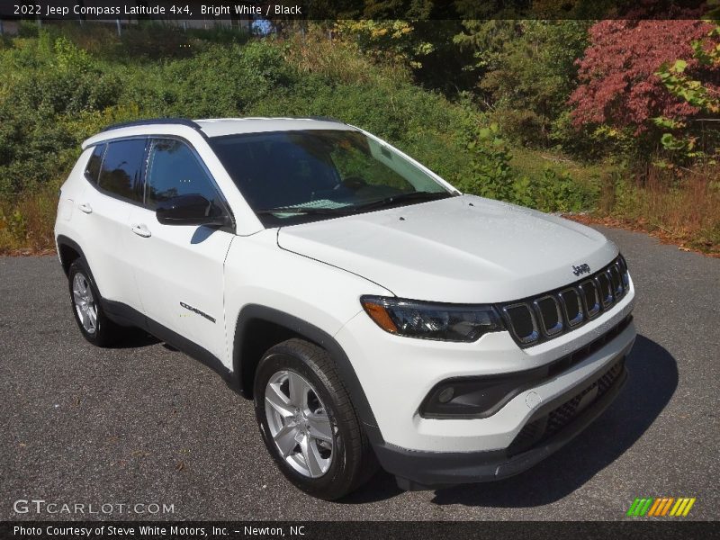 Bright White / Black 2022 Jeep Compass Latitude 4x4