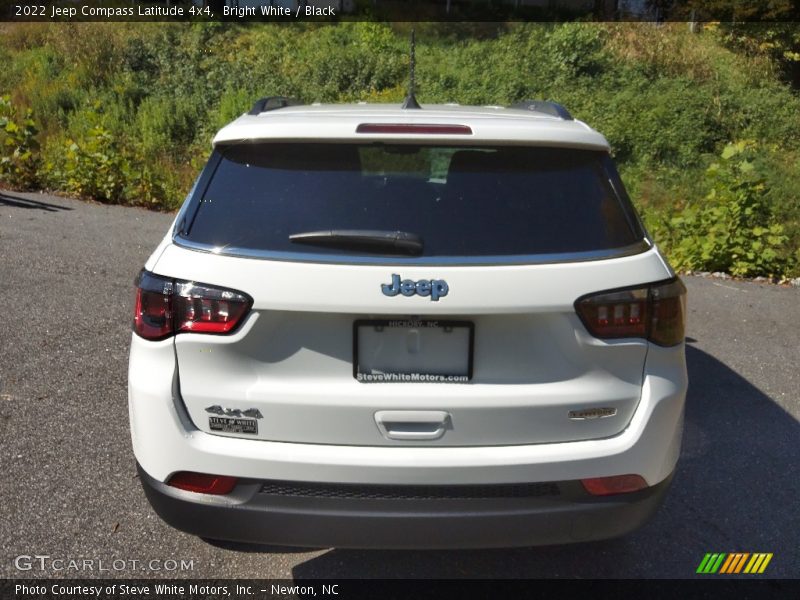 Bright White / Black 2022 Jeep Compass Latitude 4x4