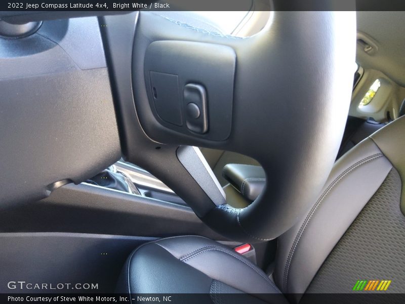 Bright White / Black 2022 Jeep Compass Latitude 4x4