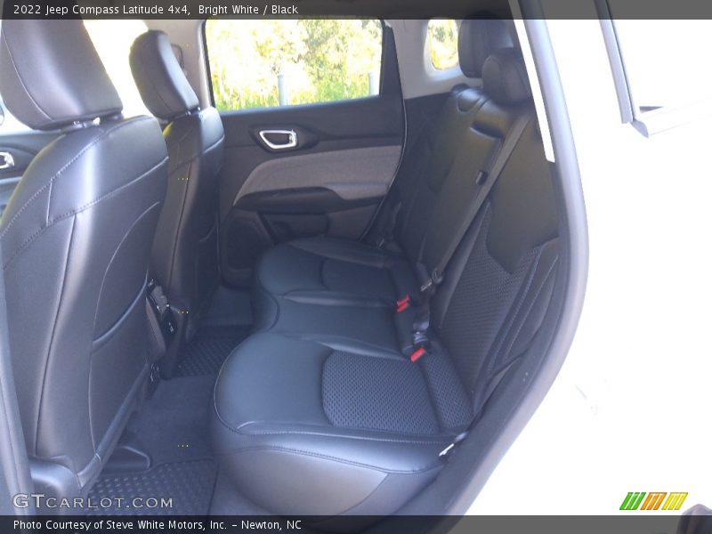 Bright White / Black 2022 Jeep Compass Latitude 4x4