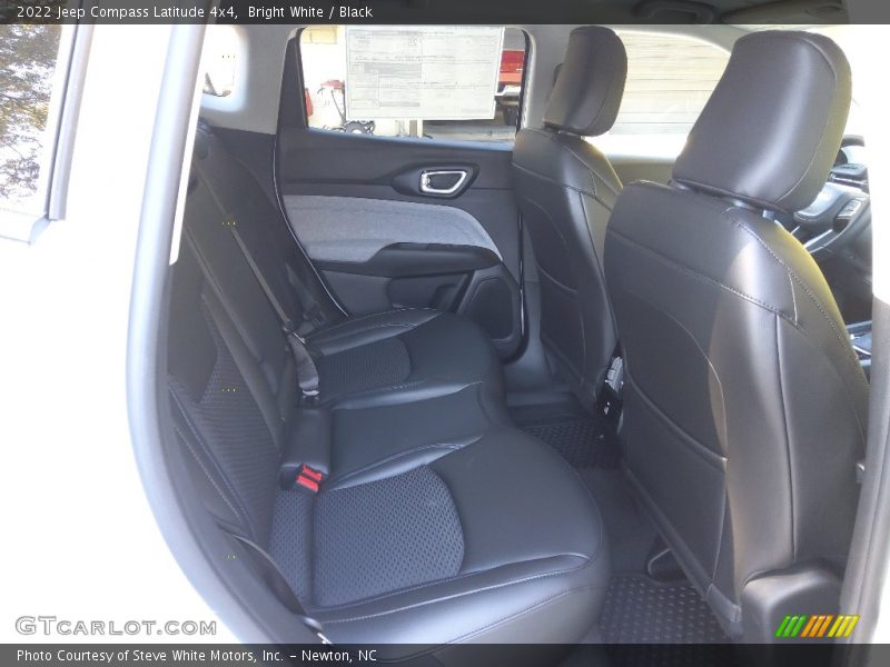 Bright White / Black 2022 Jeep Compass Latitude 4x4