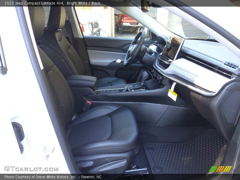Bright White / Black 2022 Jeep Compass Latitude 4x4