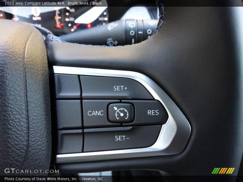 Bright White / Black 2022 Jeep Compass Latitude 4x4