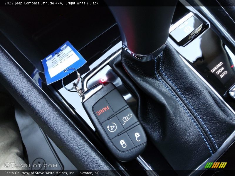 Bright White / Black 2022 Jeep Compass Latitude 4x4