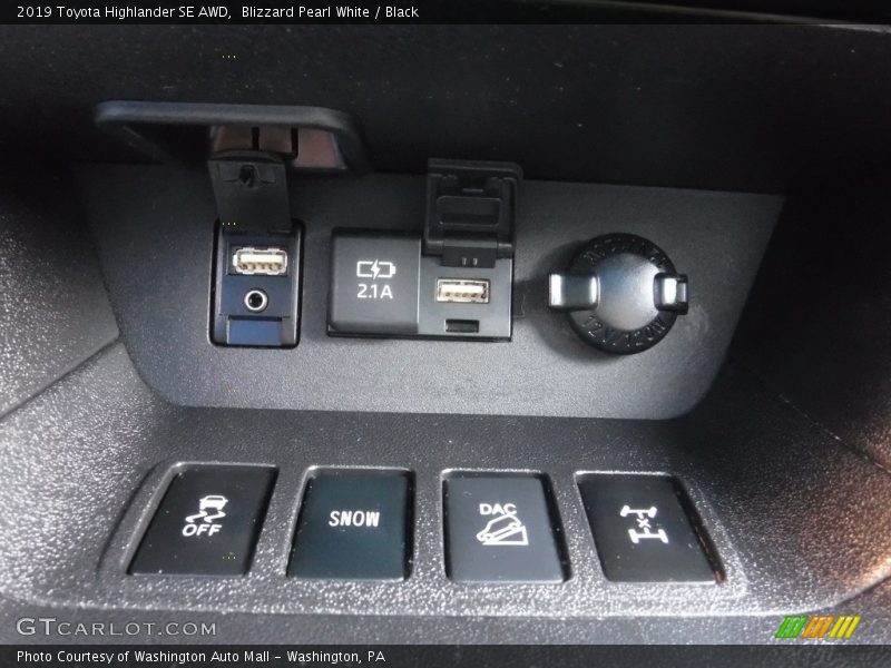 Blizzard Pearl White / Black 2019 Toyota Highlander SE AWD