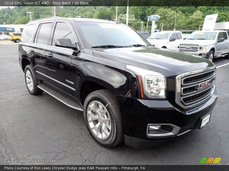Front 3/4 View of 2019 Yukon SLT 4WD