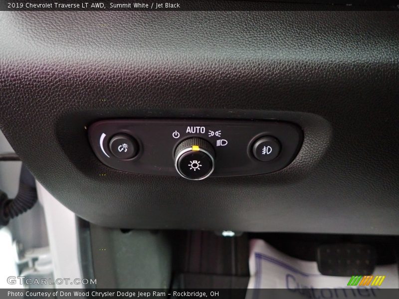 Summit White / Jet Black 2019 Chevrolet Traverse LT AWD