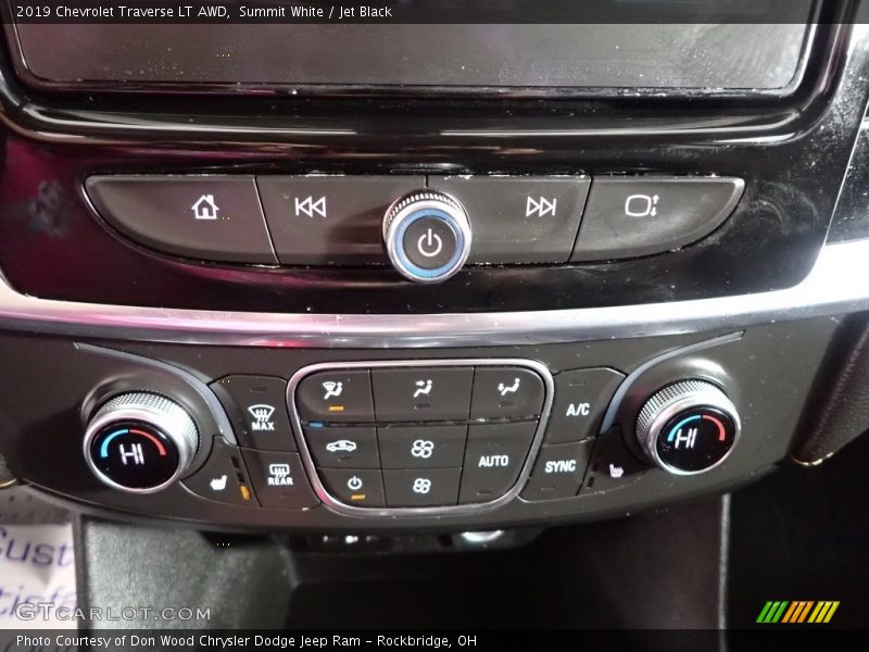 Summit White / Jet Black 2019 Chevrolet Traverse LT AWD